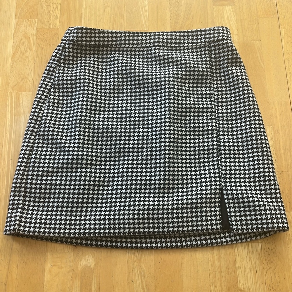 Black and white Hollister skirt